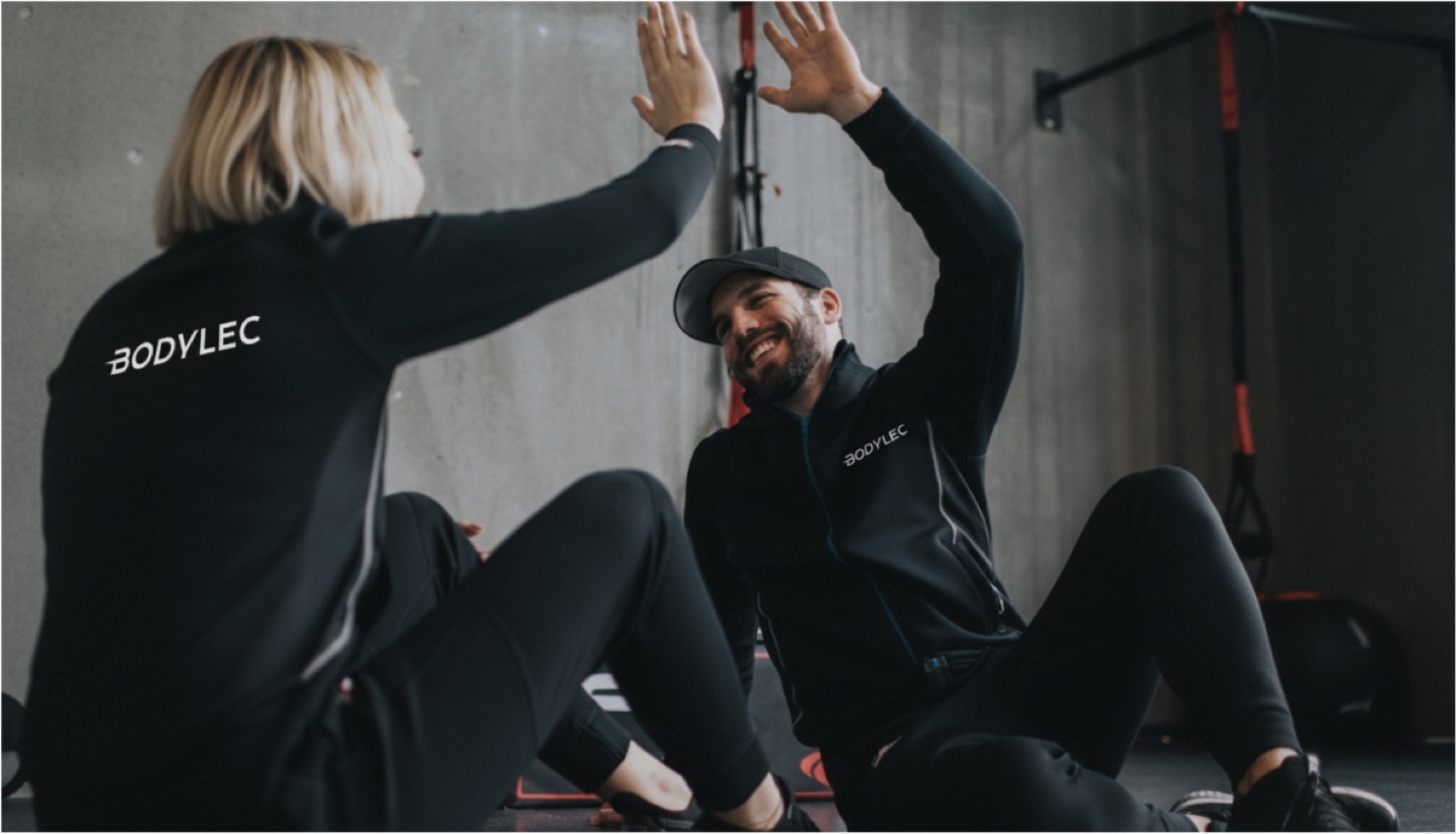 Studio BODYLEC Chantilly — high-five coach/cliente après séance EMS